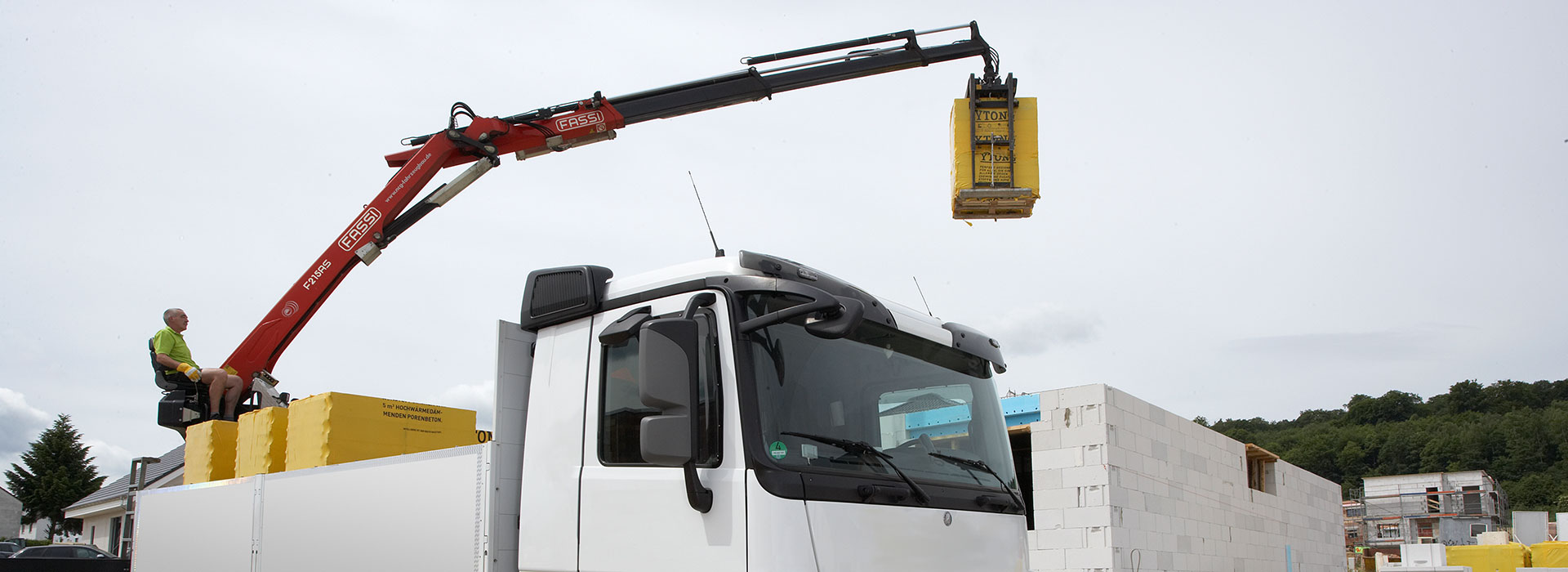 Baustoff Lieferung an die Baustelle mit Kran LKW.